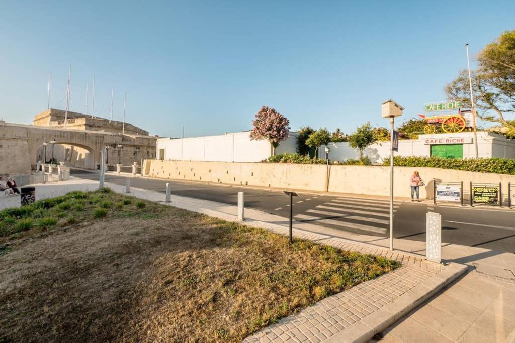 Vittoriosa' Seafront 2 Bed Highly Furnished Apartment Extérieur photo